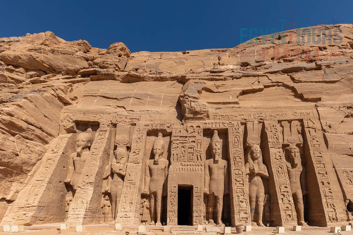 abu simbel kleiner tempel - egypt tours portal.jpg