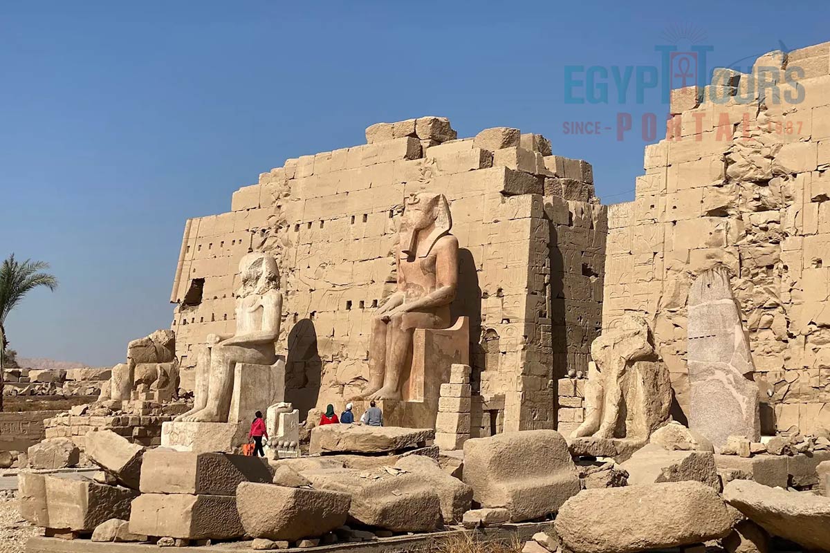 bezirk des montu im karnak tempel komplex - egypt tours portal.jpg