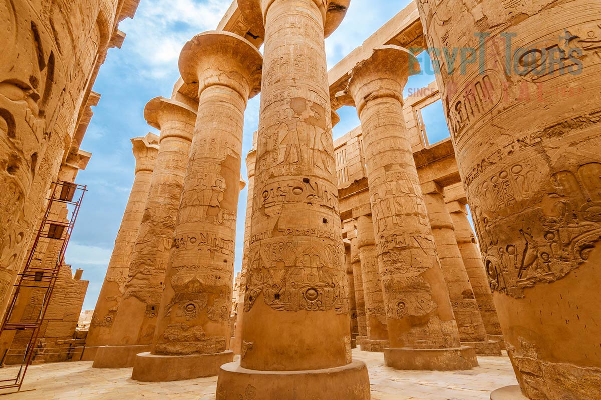 der große säulensaal im karnak tempel komplex - egypt tours portal.jpg