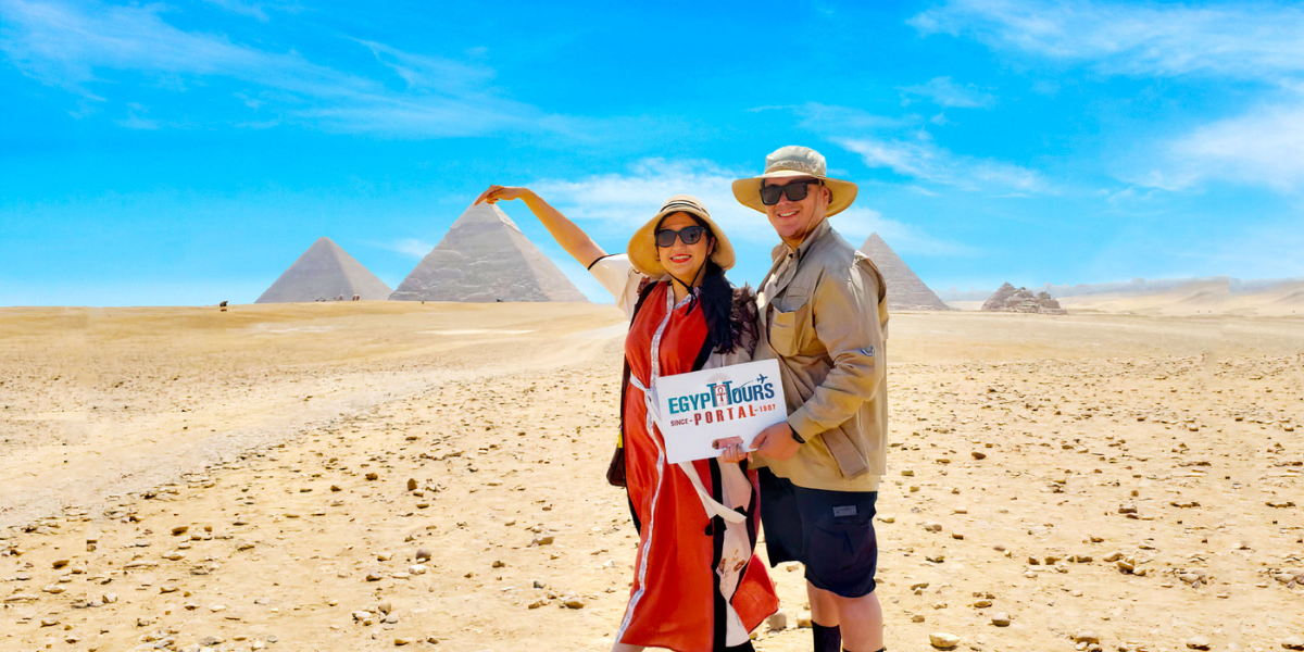 Unsere geschätzten Kunden am Pyramidenkomplex von Gizeh - Egypt Tours Portal.png