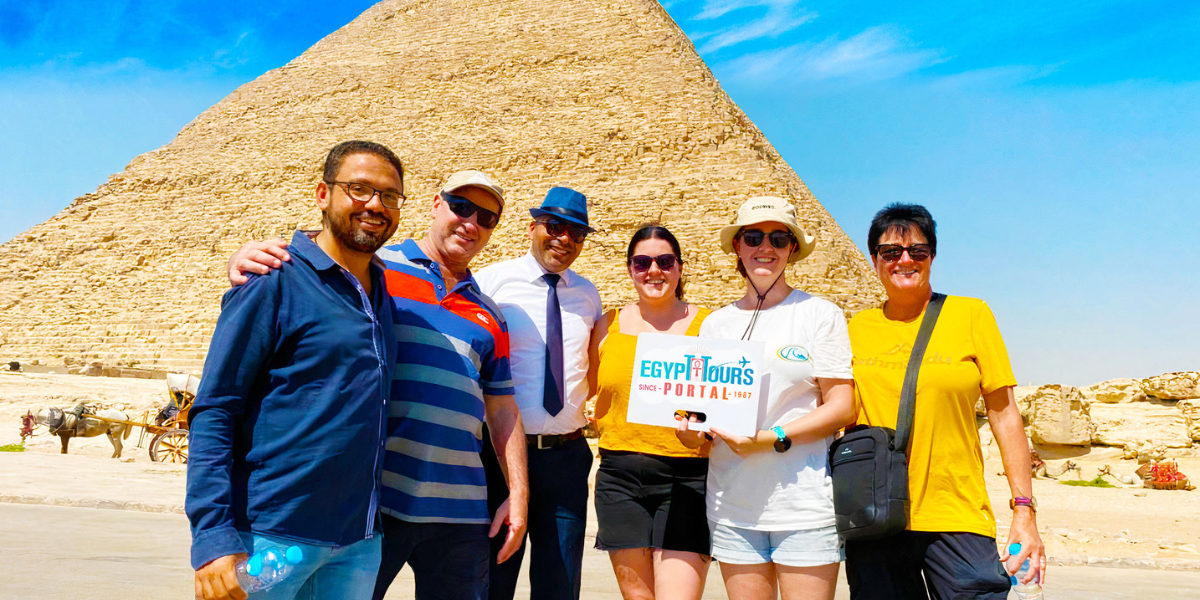 Unsere Kunden an der Großen Pyramide - Egypt Tours Portal.png