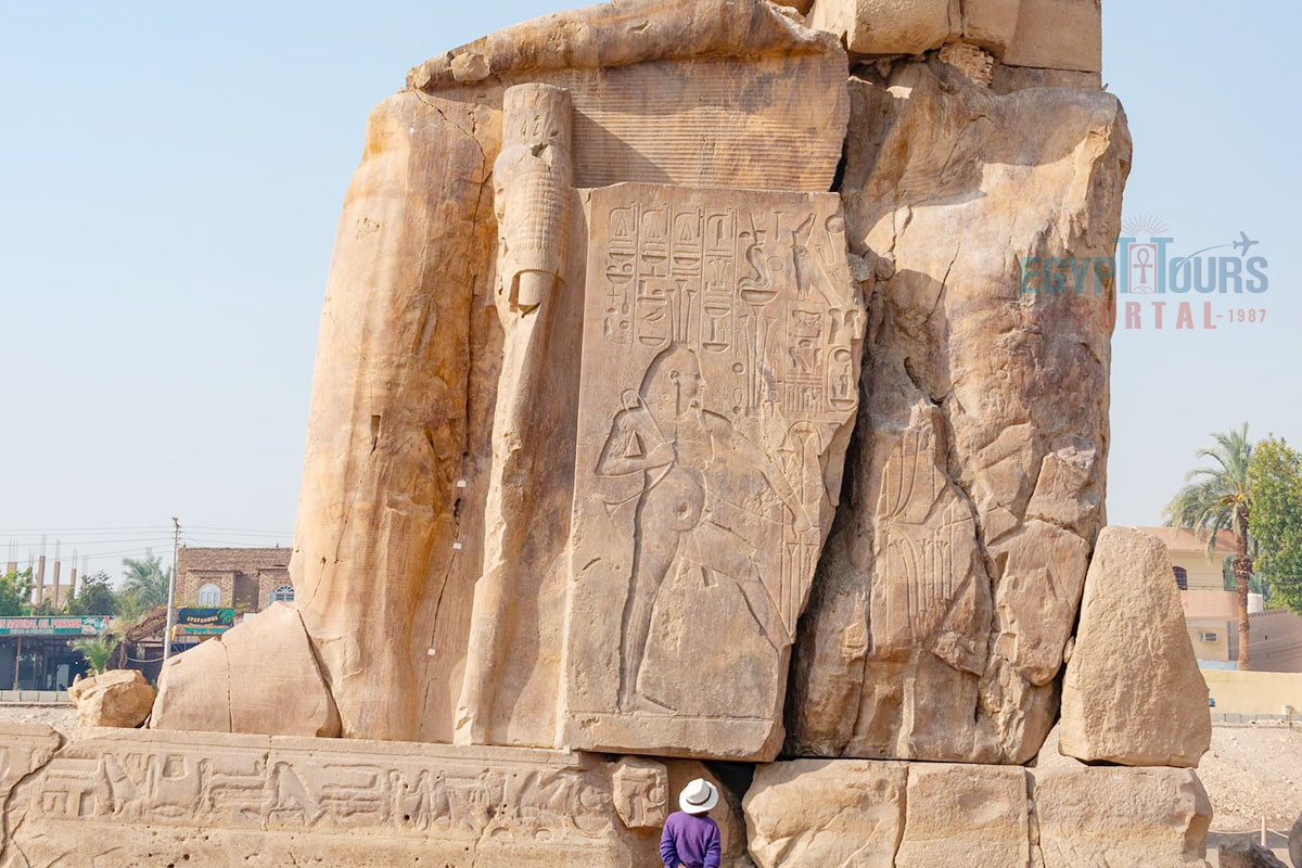 Beschreibung der Memnonkolosse - Egypt Tours Portal.jpg