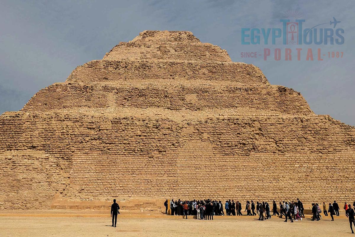 Das einzigartige Erscheinungsbild der Stufenpyramide des Djoser.jpg