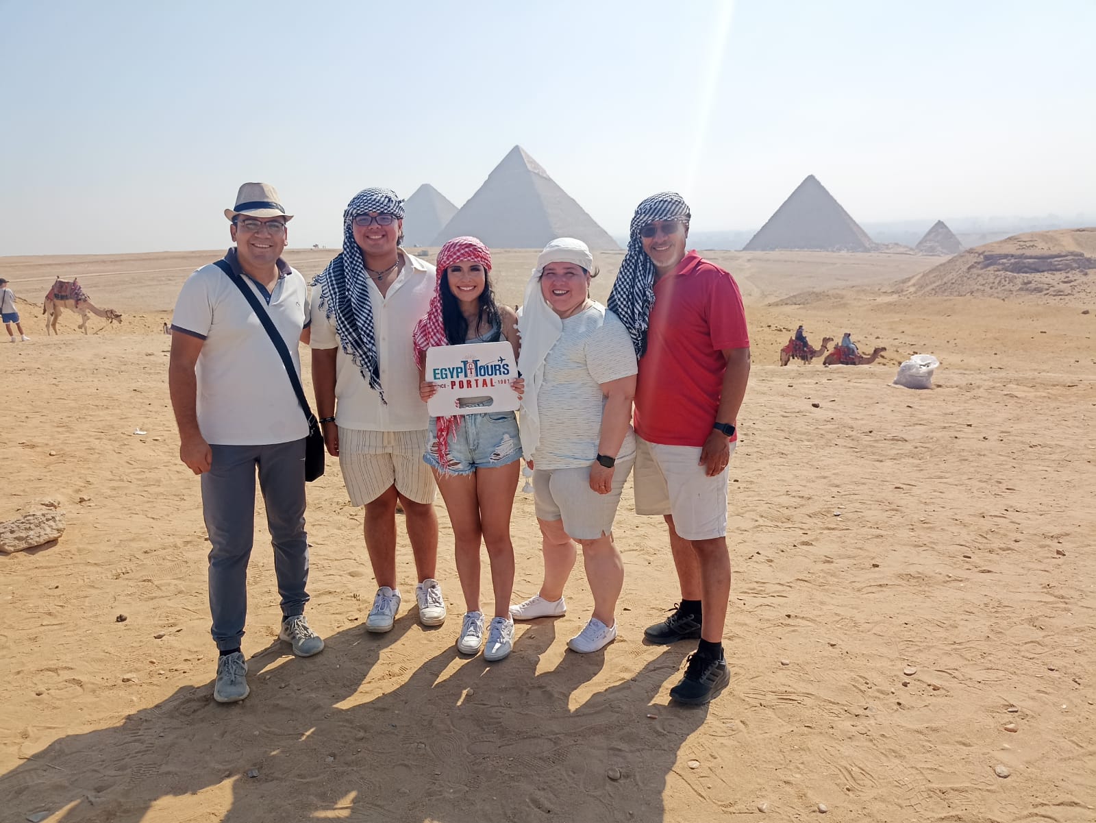 Kunden von Egypt Tours Portal bei den Pyramiden von Gizeh.jpeg