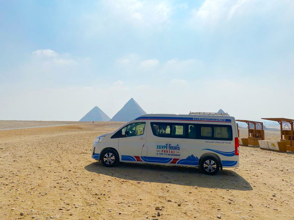Kunden von Egypt Tours Portal bei den Pyramiden von Gizeh.jpg