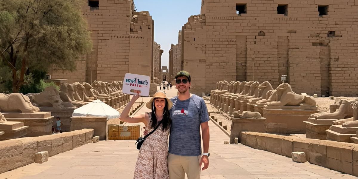 Unsere Kunden am Karnak-Tempel.jpg